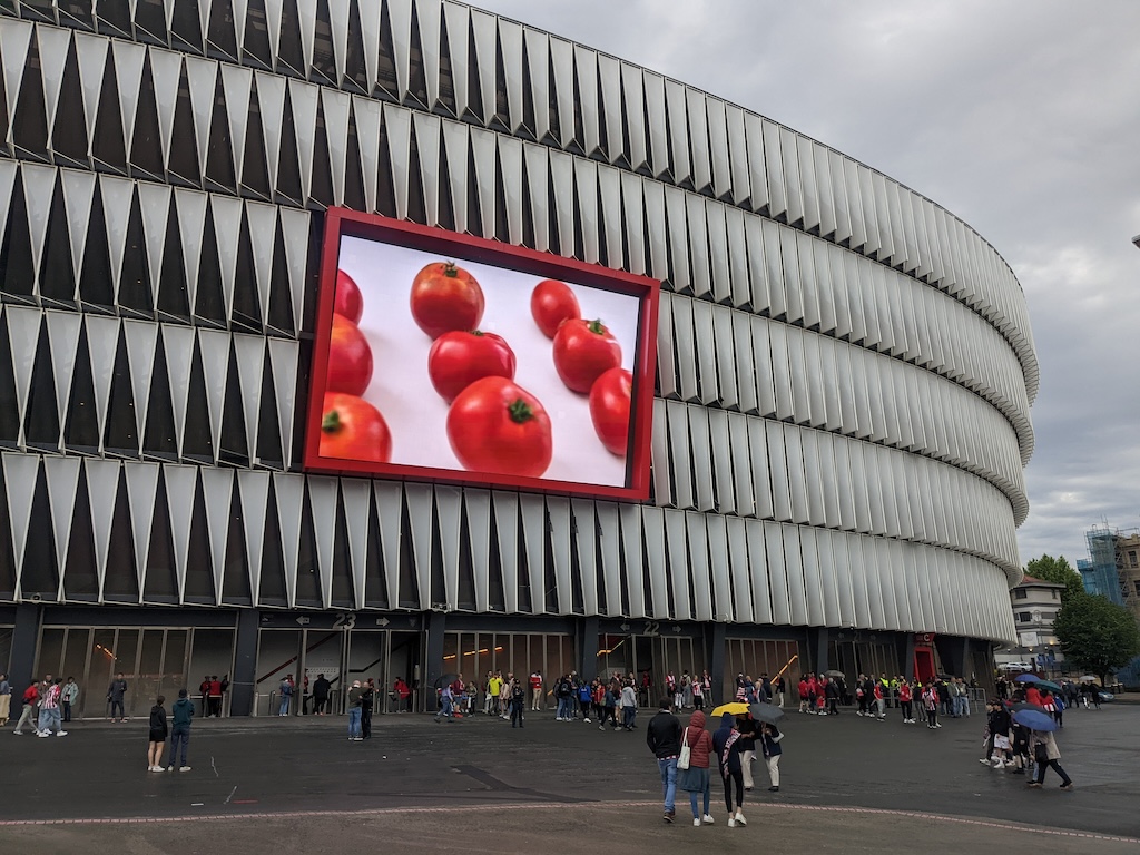 Uz stadiona sienas reklamē tomātus